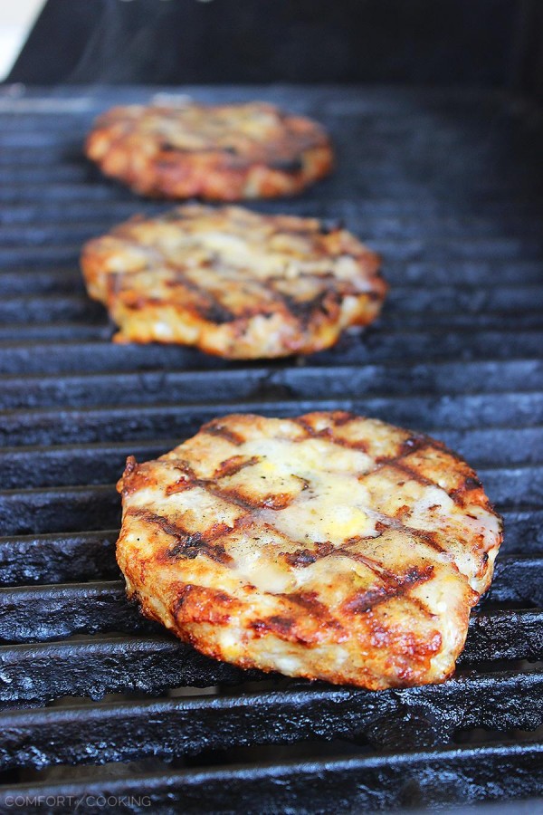 BBQ Bacon-Cheddar Chicken Burgers with Pineapple Guacamole – These sweet and salty BBQ chicken burgers with pineapple guacamole are irresistibly good, healthy and easy to make! | thecomfortofcooking.com