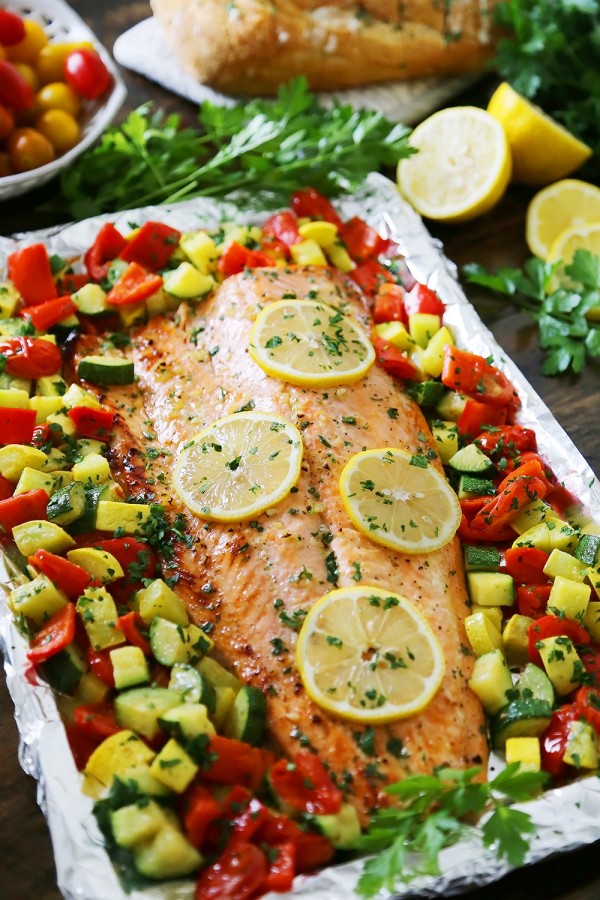 Lemon-Garlic Honey Butter Salmon & Veggies in Foil – The Comfort of Cooking