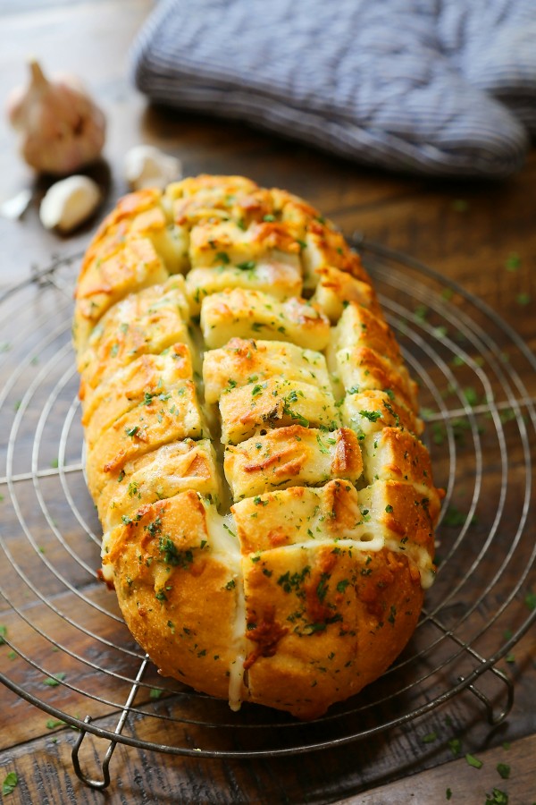 Cheesy Pull-Apart Garlic Bread – The Comfort of Cooking