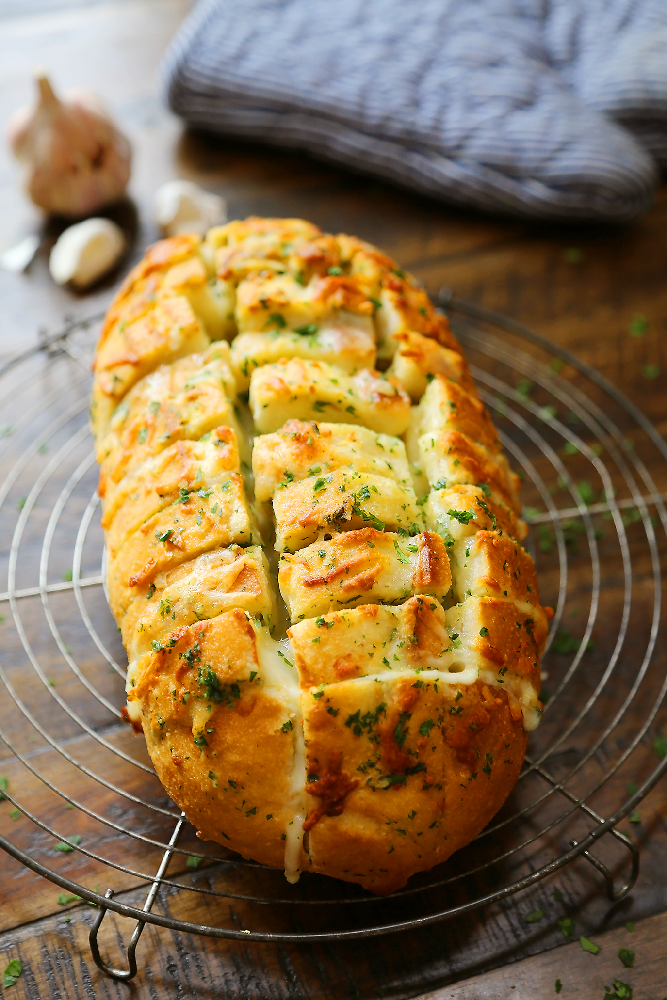 Cheesy Pull-Apart Garlic Bread – The Comfort of Cooking